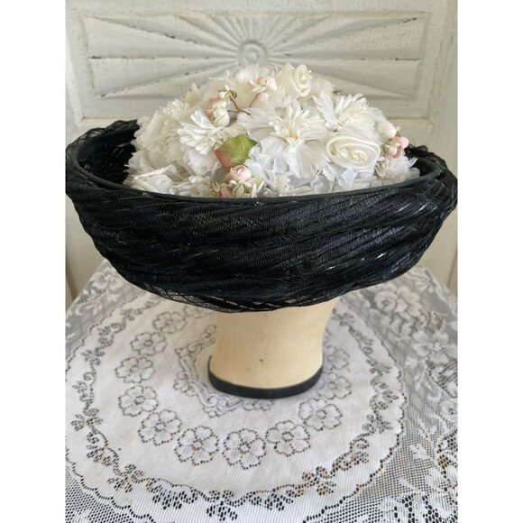 Vintage 1950s Black Woven Bumber Hat With White Millinery Flowers - Picture 14 of 15